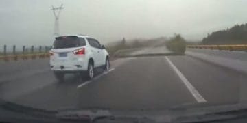 Carretera se partió en dos y conductor cayó en enorme grieta en China