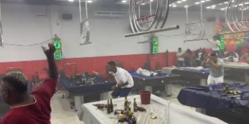En batalla campal con botellas y sillas terminó baile con picó en en billar de la 17