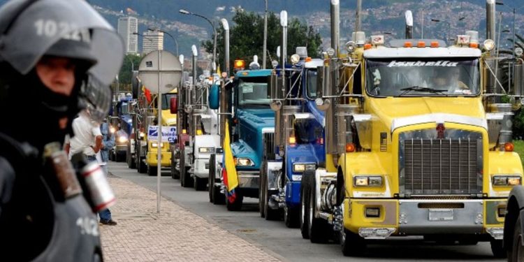 “Colombia se paralizará; a los taxistas el Gobierno les dio un bombón de trapo”, dice líder camionero