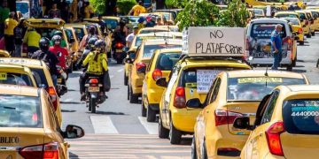 En medio de diálogos, Presidente Petro prometió tarifa de gasolina diferencial para los taxistas