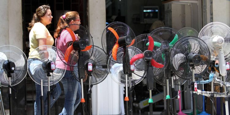 Ola de calor tiene disparada la venta de ventiladores en el centro de Barranquilla