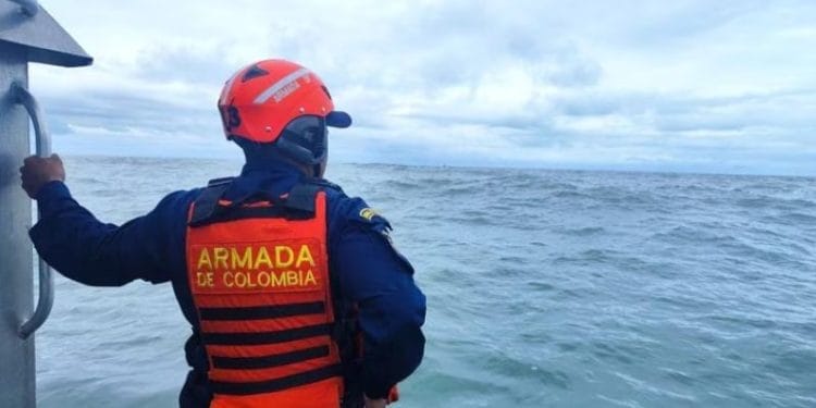 Armada rescató a 18 turistas que iban a avistar ballenas en la Costa Pacífica
