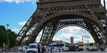 Por una alerta de bomba, Evacúan la Torre Eiffel y sus alrededores