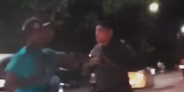 Por presuntamente cerrarle el paso a su vehículo, policía cogió a golpes a taxista en Cartagena