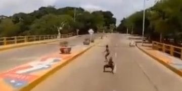 Delincuentes en la vía: menores se lanzan sobre camiones para detenerlos y robar a conductores