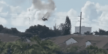 Así fue el momento en que helicóptero de bomberos se estrelló en una casa en Pompano Beach, Florida