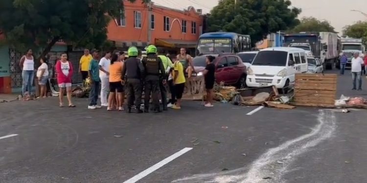 Protestas en Barranquilla contra servicio de energía tienen en jaque la movilidad en la Circunvalar