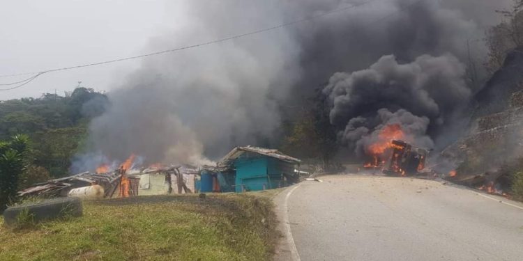 Camión de EPM que transportaba gas natural, se volcó en la vía Guatapé – San Rafael y explotó