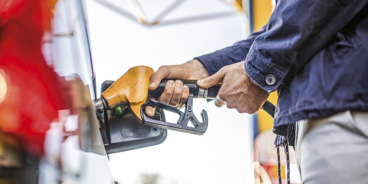 Precio de la gasolina: MinHacienda confirmó aumento hasta los $16.000 por galón