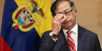 Arremetida de Petro en Twitter contra Caracol, deterioran debate público sobre financiación de su campaña presidencial