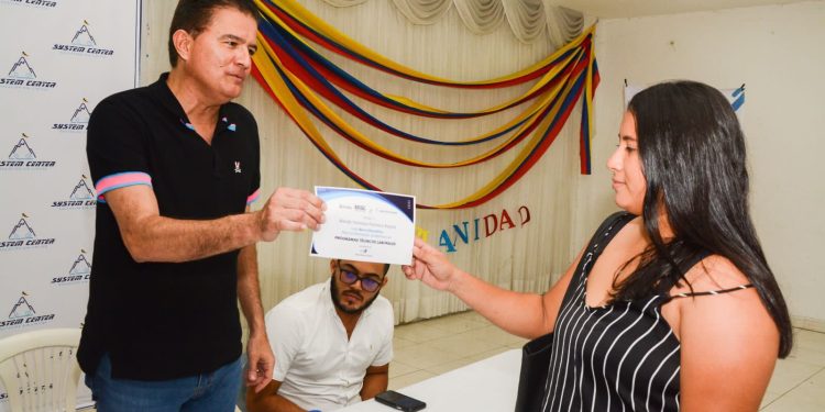 Alcalde Ucrós entregó becas a 468 jóvenes soledeños para formarse en carreras técnicas laborales