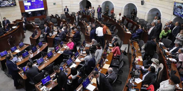 Senado aprobó en segundo debate reducción de salarios de los congresistas