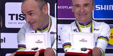 Ciclista español que no tiene brazos recibió como premio un reloj