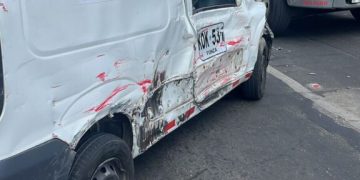 Tractocamión embistió y arrastró varios metros a un vehículo que bloqueaba una vía en Bogotá tras manifestaciones