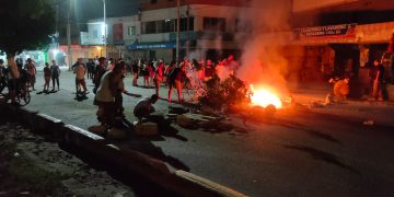 Quemando llantas, comunidad mantiene bloqueada la Circunvalar en protesta por dos días sin luz