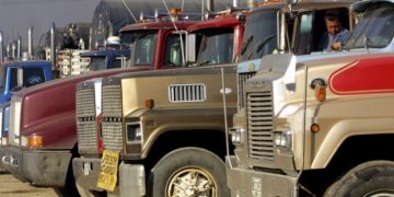 Transportadores de carga programan marcha en contra del alza en el precio de la gasolina