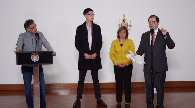 “Un alto funcionario del Estado se ha dejado engañar”: Petro sobre el fiscal Barbosa