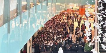 Caos en centro comercial de Dubái por compras del iPhone 15