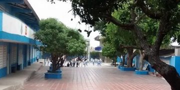 Con arma de fuego en mano, padre de familia llegó a colegio amenazando a estudiante 