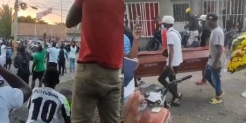 Con disparos y aplausos “homenajearon” el cadáver de alias ‘Gomelo’ en Guachené