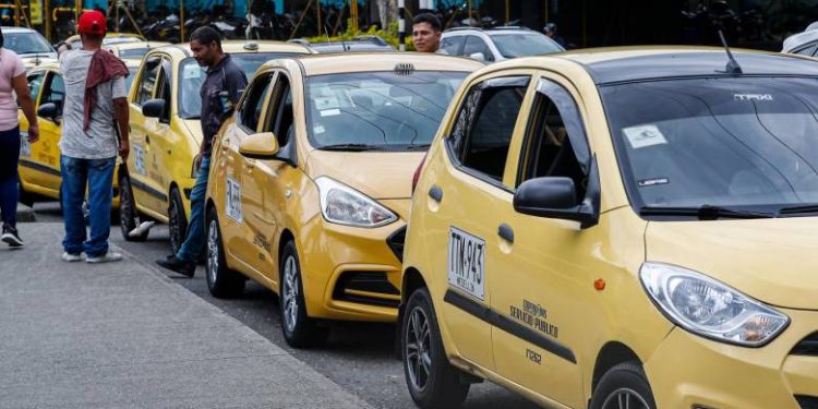 Ya está casi listo decreto para compensar a taxistas por alza en gasolina