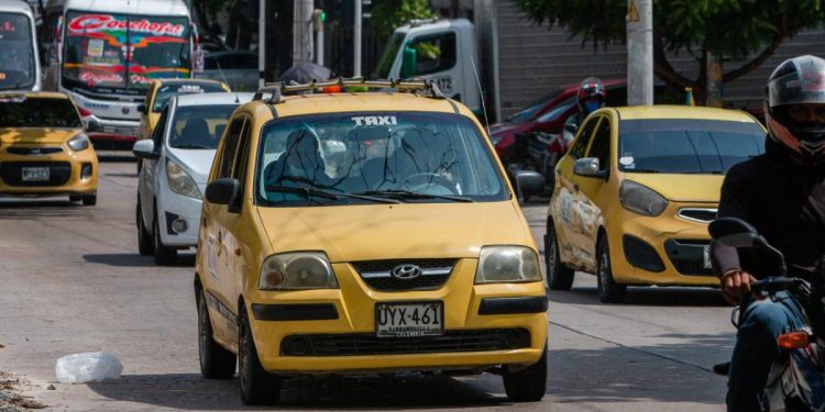 Como “improvisada” e “insostenible” calificaron taxistas de Barranquilla medida frente a bono de combustibles
