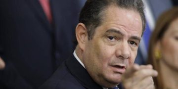 “Celebro decisión de Arturo Char de regresar al país y presentarse ante la Corte”: Vargas Lleras