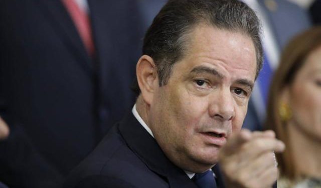 “Celebro decisión de Arturo Char de regresar al país y presentarse ante la Corte”: Vargas Lleras