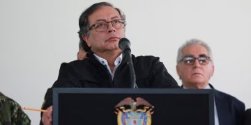 Petro condena ataque a libertad de prensa sin mencionar a Semana, cita a Duque y critica restricciones a internet