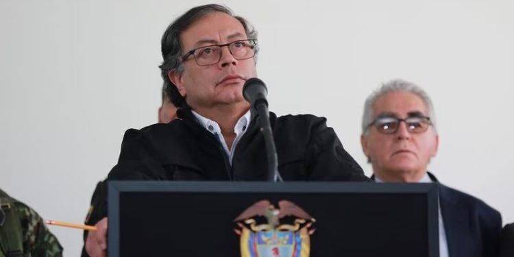 Petro condena ataque a libertad de prensa sin mencionar a Semana, cita a Duque y critica restricciones a internet