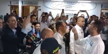 «Me voy pa’ no pegarle HP»: alcalde de Medellín Daniel Quintero a concejal.