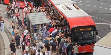 Se queda atrapado bajo un autobús en Bilbao y es liberado por decenas de ciudadanos
