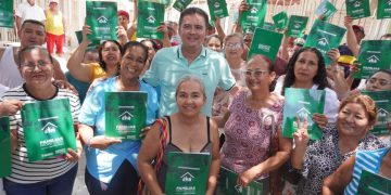 Alcalde Ucrós entregó 210 títulos en Villa Rosa