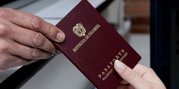 El canciller, Álvaro Leyva declaró urgencia manifiesta por servicio de pasaportes y anuncia contratación directa