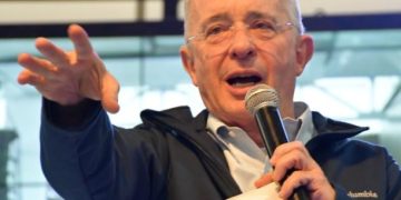 Fiscalía General cita a Álvaro Uribe para «comunicarle los cargos» por presunta calumnia contra Daniel Coronell