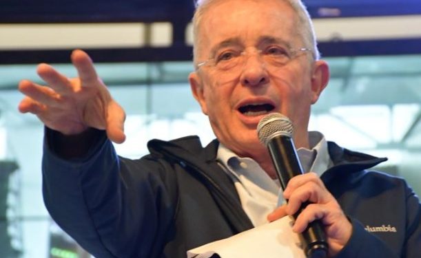 Fiscalía General cita a Álvaro Uribe para «comunicarle los cargos» por presunta calumnia contra Daniel Coronell