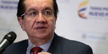 Denuncian al exministro Fernando Ruiz por presuntas irregularidades en la compra de medicamentos