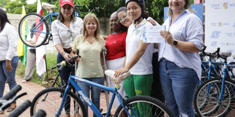 Gobernadora del Atlántico entrega bicicletas a estudiantes de corregimientos para facilitar su traslado al colegio