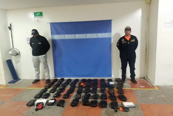 Incautan cocaína adherida en el casco de un buque de carga a granel