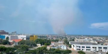 Incendio en islote frente al parque Isla de Salamanca cubre de humo el norte de Barranquilla