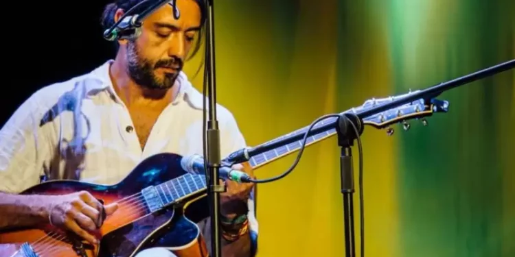 Carlos Vives enfrenta una triste pérdida: fallece el guitarrista que lo acompañó en sus éxitos más memorables