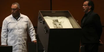 Presentan dos supuestos cuerpos extraterrestres de 1.000 años de antigüedad ante el Congreso de México