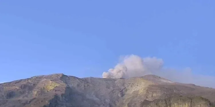 Aumenta actividad sísmica en el Volcán Nevado del Ruiz y vuelve a expulsar ceniza