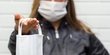 Gobierno prepara normativa para flexibilizar el uso de tapabocas en centros de salud por la pandemia de COVID-19