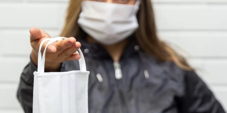 Gobierno prepara normativa para flexibilizar el uso de tapabocas en centros de salud por la pandemia de COVID-19