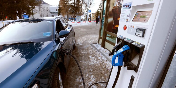 Petro anuncia medida para estaciones de gasolina: Deberán contar con puntos de carga eléctrica