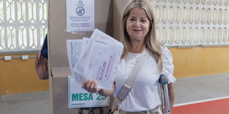 Elsa Noguera ejemplifica el compromiso cívico al votar en las elecciones y garantiza transparencia en el Atlántico