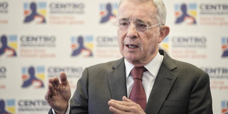 “Esto tiene un tinte político”: Centro Democrático confía en inocencia de Álvaro Uribe