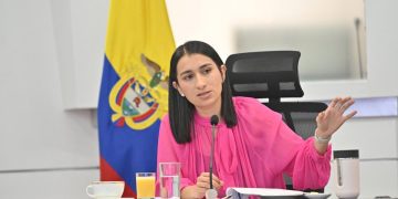 Ante la Fiscalía fue denunciada Laura Sarabia de robar una tarjeta de crédito y realizar compras en España
