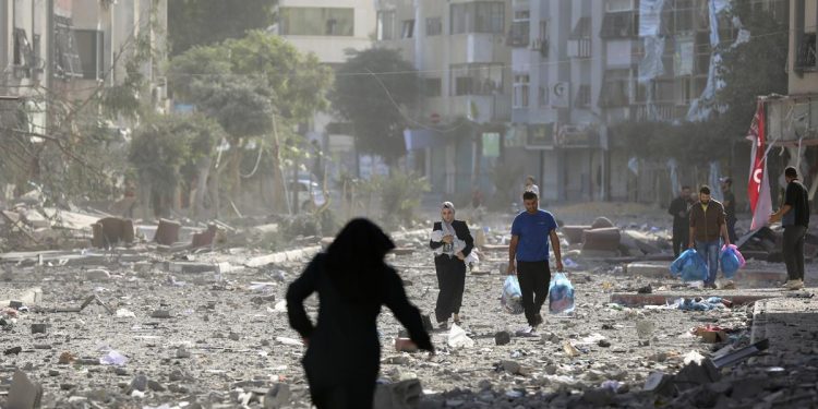 Las fuerzas terrestres del Ejército israelí llegan a las afueras de la ciudad de Gaza